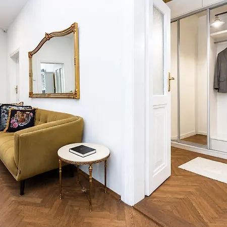 Prestige Two-bedroom By Parizska Διαμέρισμα *